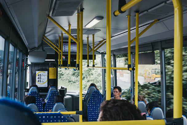 Menschen im Bus in luxembourg city, luxembourg. - Foto, Bild
