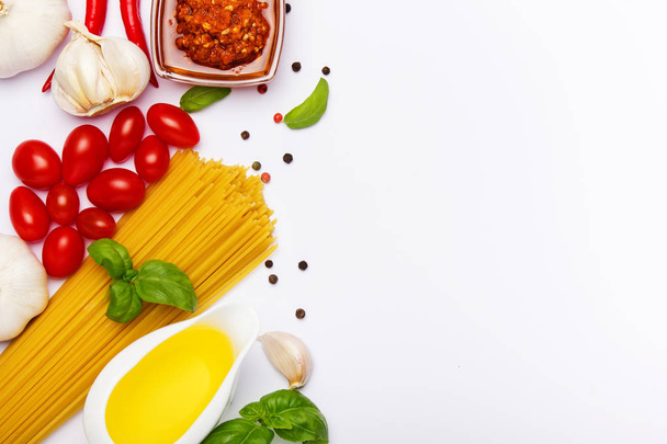 Ingredientes alimentares italianos isolados em branco
 - Foto, Imagem