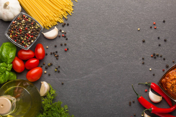 Ingrédients alimentaires italiens sur table en bois
 - Photo, image