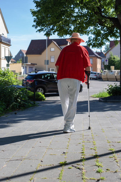 старший мужчина с костылем
 - Фото, изображение