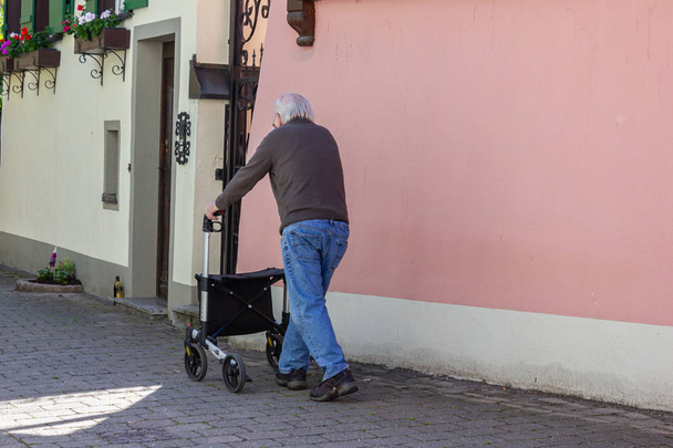 personnes âgées marchant avec rouleau
 - Photo, image