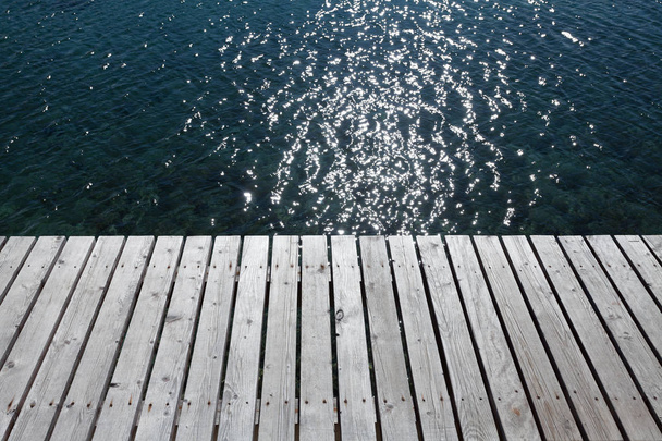 empty wooden jetty at sea edge - Foto, imagen