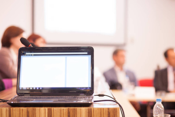 kivetítőhöz kapcsolódó laptop az üzleti prezentáció során - Fotó, kép