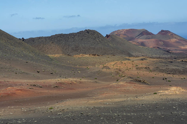 Niesamowity krater w wulkanicznym krajobrazie Parku Narodowego Timanfaya, Lanzarote, Wyspy Kanaryjskie, Hiszpania - Zdjęcie, obraz