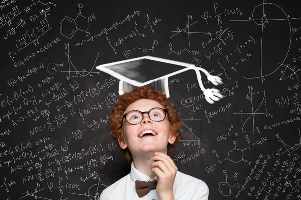 Lachende kind student op Blackboard met Science en wiskunde formule - Foto, afbeelding