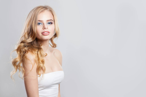 Retrato de linda joven con cabello rubio
 - Foto, Imagen