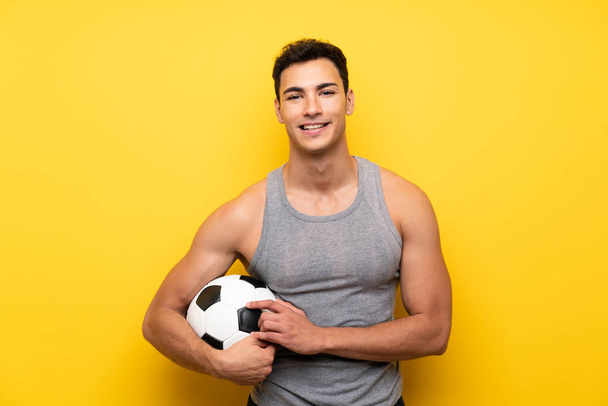 Bonito homem esporte sobre fundo isolado com uma bola de futebol
 - Foto, Imagem