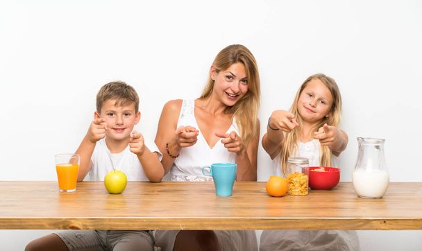 Mother with her two children having breakfast - Foto, afbeelding