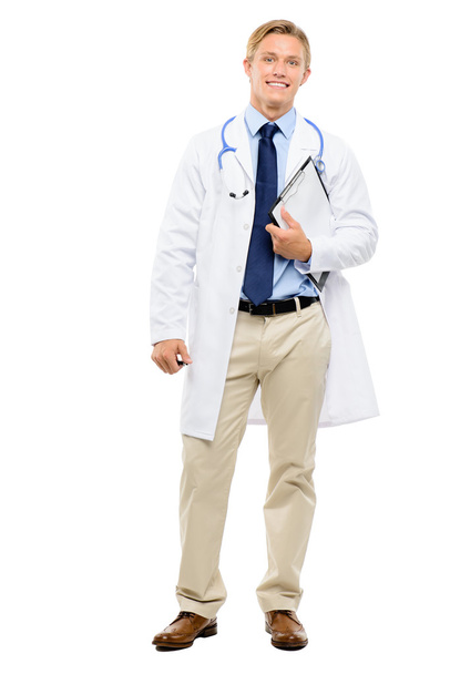 Gelukkig jonge dokter glimlachend geïsoleerd op witte achtergrond - Foto, afbeelding