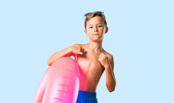 Dziecko na urlop letni dumny i zadowolony z siebie w miłości siebie koncepcji na białym tle niebieskim - Zdjęcie, obraz