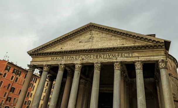 Rome, Italie, Panthéon - Temple emblématique construit vers 118 à 125 après JC avec un dôme et des tombes Renaissance, y compris Raphaël
 - Photo, image