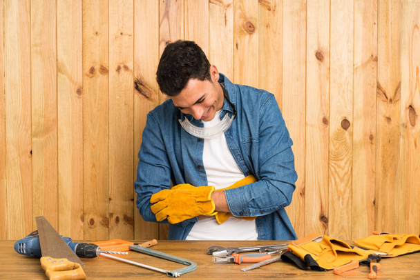 Craftsmen man over wood background laughing - Foto, afbeelding