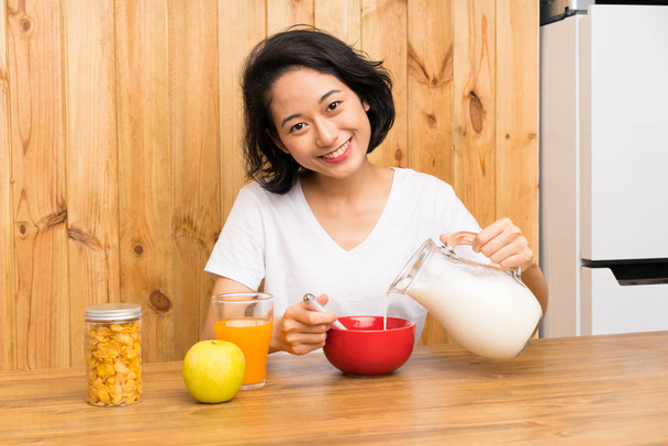 Asian young woman having breakfast - Foto, Imagen