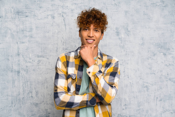 Moda afro americano oltre grunge muro ridere
 - Foto, immagini