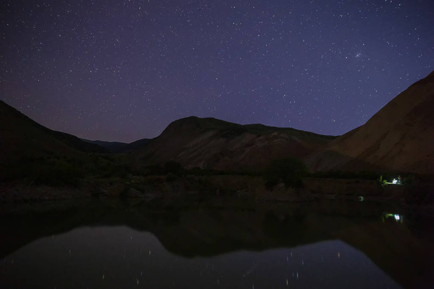 Hvězdnaté nebe se odráželo v malém jezeře v horách - Fotografie, Obrázek