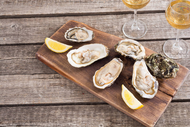 Fresh Oysters with lemon and white wine - Fotó, kép