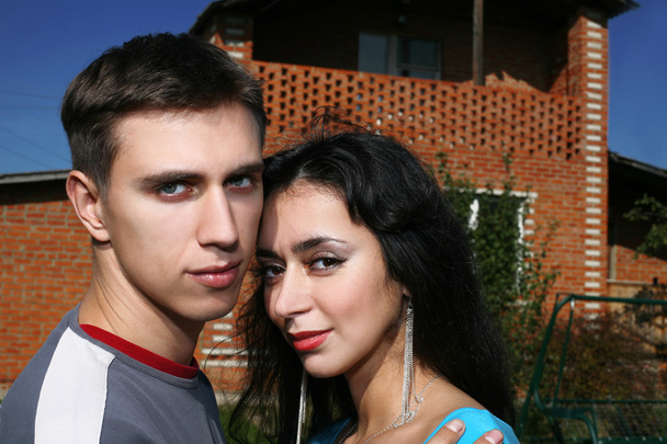 Ehepaar neben dem neuen Haus - Foto, Bild