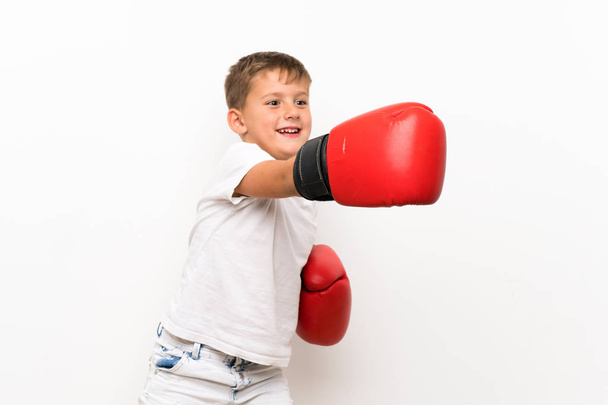 маленький мальчик в боксёрских перчатках на белом фоне
  - Фото, изображение