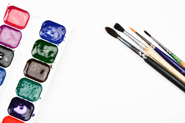 Малювати пензлі та акварельні фарби на білому тлі
 - Фото, зображення