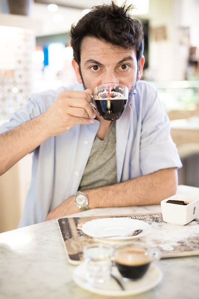hombre en el bar bebiendo café
 - Foto, imagen