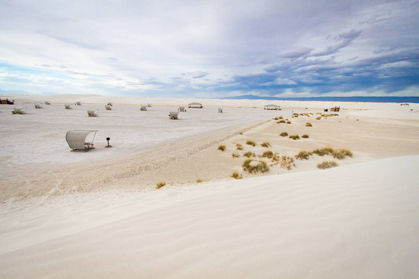 White Sands of New México. Área de picnic y parrillas en el surrealista paisaje desértico del Monumento Nacional de las Arenas Blancas en Alamogordo, Nuevo México
 - Foto, imagen