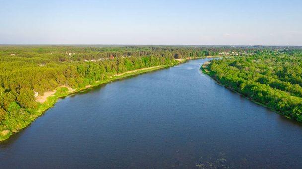 Η είσοδος του ποταμού Gauja στον θαλάσσιο κόλπο της Ρίγας, δίπλα στην πόλη της Καρανίκβα, Λετονία - Φωτογραφία, εικόνα