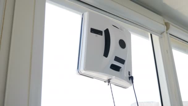 Обслуговування будинку. Робот скляної мийки квадратної форми, що рухається на вікні. Маленький робот миє вікно для миття скла в квартирі. Безконтактна машина для миття скла. 4k
 - Кадри, відео