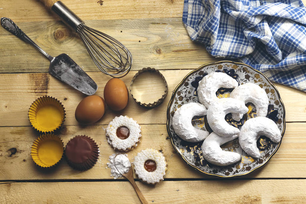 Ανατολίτικα γλυκά μπισκότα (φαρμακεία El γκάζαλ) μεταφρασμένα σε κέρατα γαζέλας και μπισκότα με μαρμελάδα βερίκοκο - Φωτογραφία, εικόνα