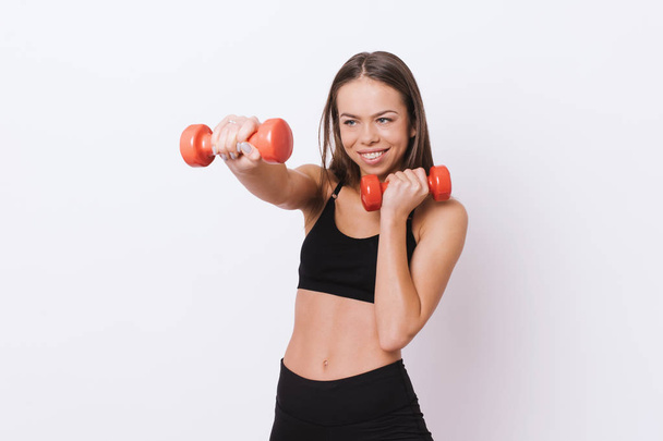 Retrato de una joven entrenadora de fitness con pesas
  - Foto, imagen