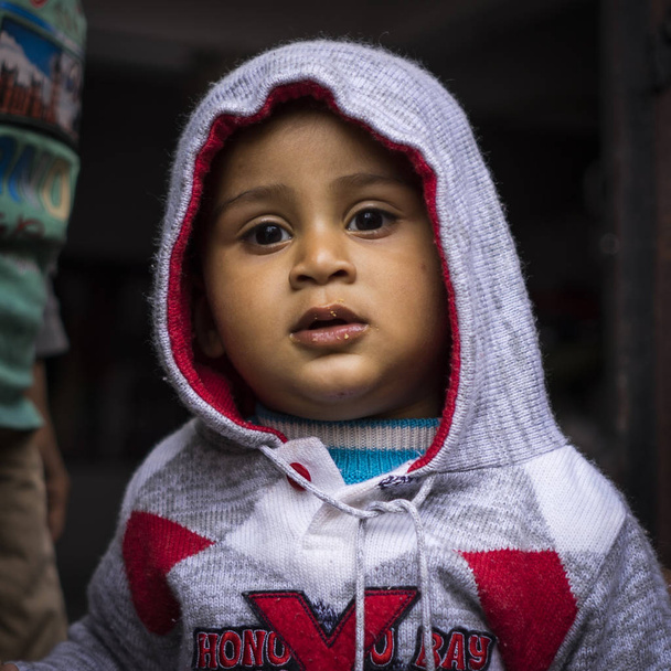 πορτρέτο του Ινδικού νεαρό αγόρι σε εξωτερικούς χώρους  - Φωτογραφία, εικόνα