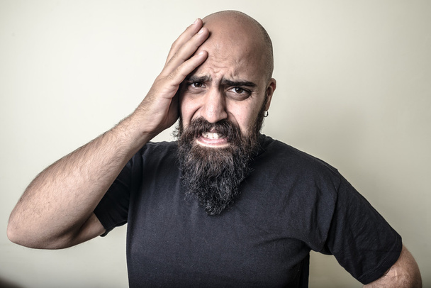 Отчаянный бородатый человек изолирован
 - Фото, изображение