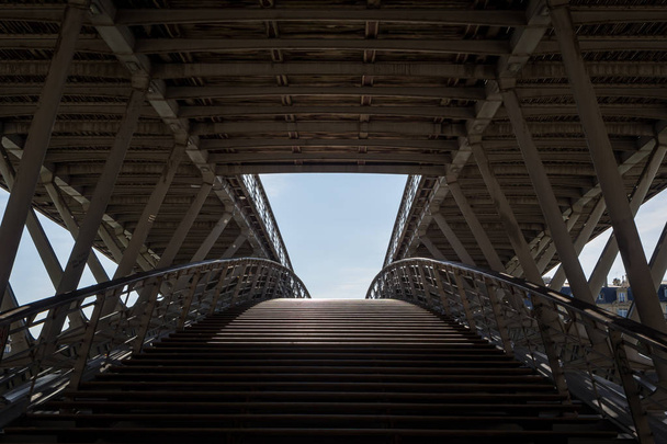 Πρόσβαση στη γέφυρα του L opold S Dar Senghor στο Παρίσι - Φωτογραφία, εικόνα