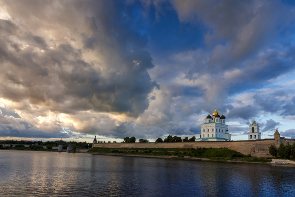 Pskov Kremlin in the evening before the storm - Zdjęcie, obraz