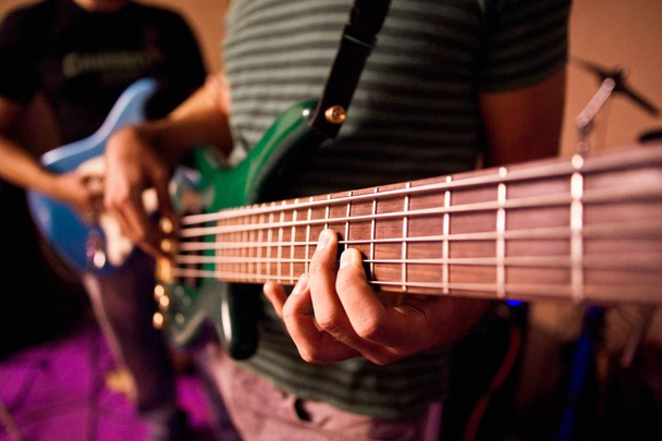Guitarrista tocando las notas de un bajo durante un ensayo, cierre
- - Foto, imagen