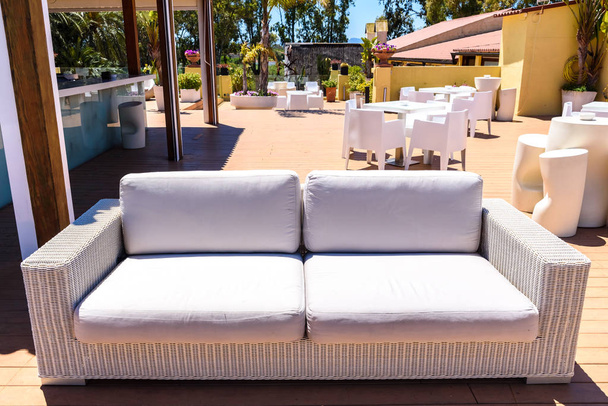 Confortable canapé blanc sur une terrasse extérieure publique pour les boissons ne
 - Photo, image