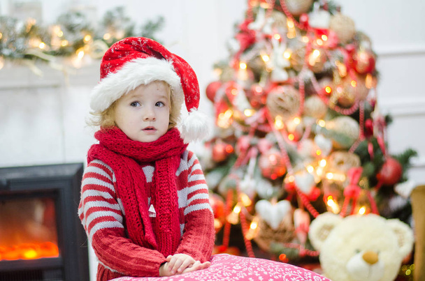 Weihnachtswunder, magische Geschenkbox und ein kleines Mädchen - Foto, Bild