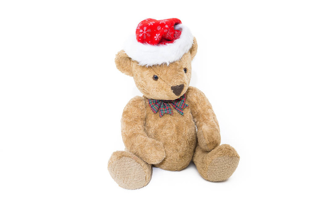 Teddybär mit Weihnachtsmütze auf weißem Hintergrund - Foto, Bild