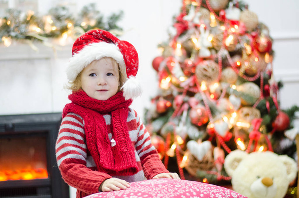 Miracolo di Natale, scatola regalo magica e una bambina
 - Foto, immagini