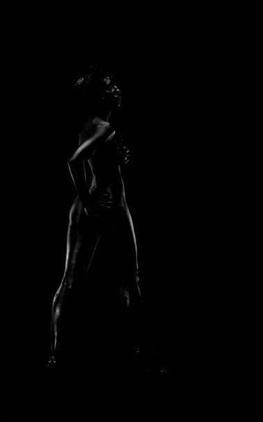 Çıplak kadın stüdyoda beyaz bir arka plan üzerinde siyah boyalı. - Fotoğraf, Görsel