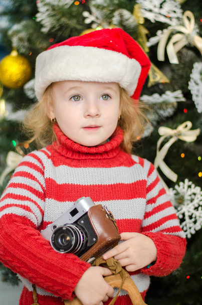 Рождественское чудо, волшебная подарочная коробка и девочка
 - Фото, изображение