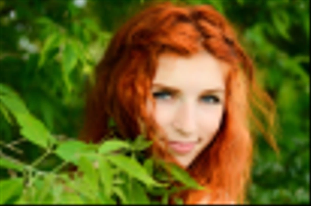 Młoda piękna ruda dziewczyna z kaukaski wygląd jest zabawy z ananasem. Miejsce na tekst. Wegańskie, wegetarianizm, zdrowy styl życia, pozytywna koncepcja - Zdjęcie, obraz