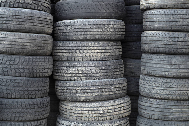 reciclagem de borracha pneus heap despejo pilha ambiente automóvel
 - Foto, Imagem
