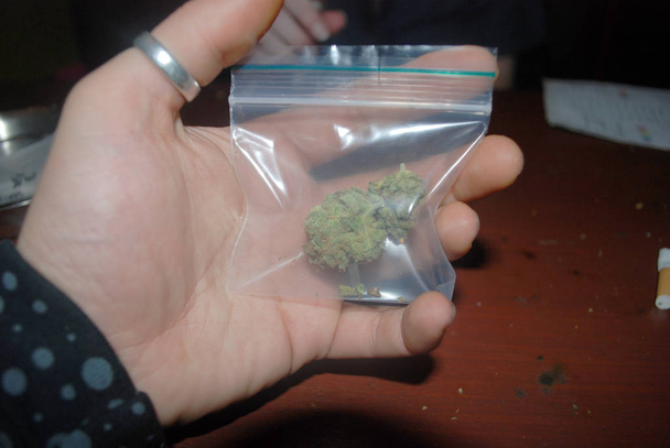 Vista recortada del hombre sosteniendo marihuana
 - Foto, imagen