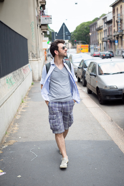 άντρας που περπατάει στο δρόμο - Φωτογραφία, εικόνα