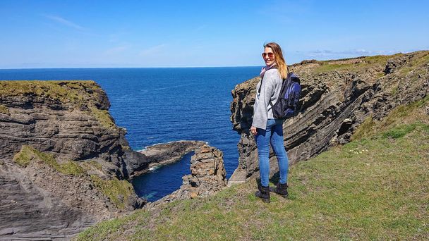 Young woman 25 years old stands at the Irish west coast - Foto, imagen