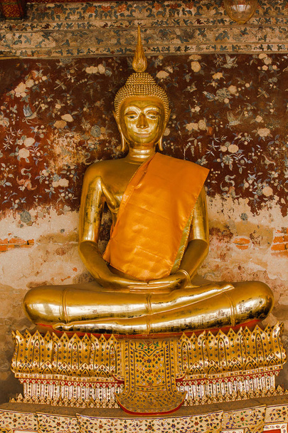 Χρυσός Βούδας δίπλα σε παλιούς τοίχους στους ναούς της Ταϊλάνδης - Φωτογραφία, εικόνα