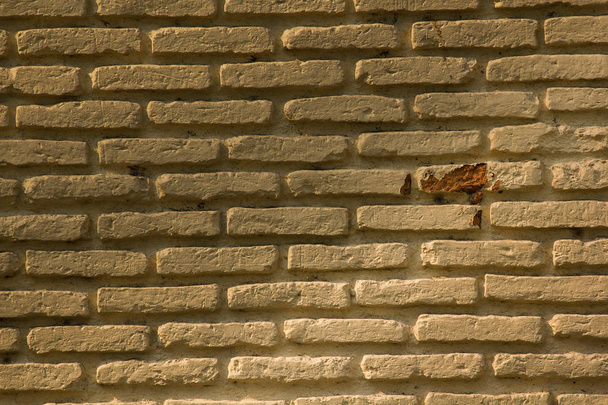 Oude bakstenen muren die zijn gestapeld in meerdere lagen - Foto, afbeelding
