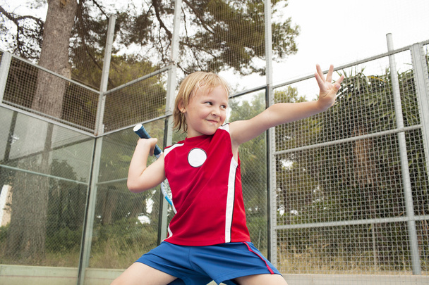 small boy plays tennis - 写真・画像