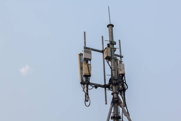 Panel anteni çelik gönderilere takılmış şehirdeki yüksek binalarda - Fotoğraf, Görsel