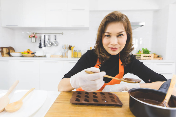 Mulher fazendo chocolate
 - Foto, Imagem